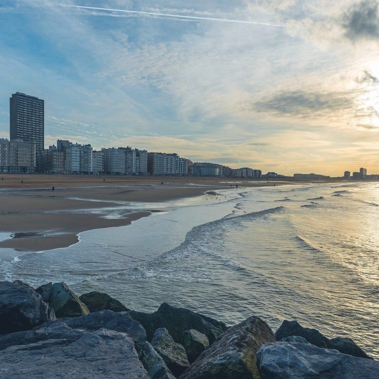 Zeedijk en strand aan de Belgische kust