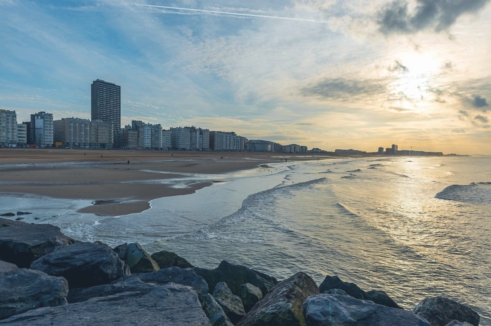 De Belgische kust bij avondlicht — appartementen langs de zeedijk in Oostende