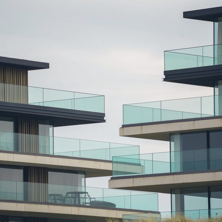 Recente appartementen met glazen balkons aan de duinen van de Noordzeekust