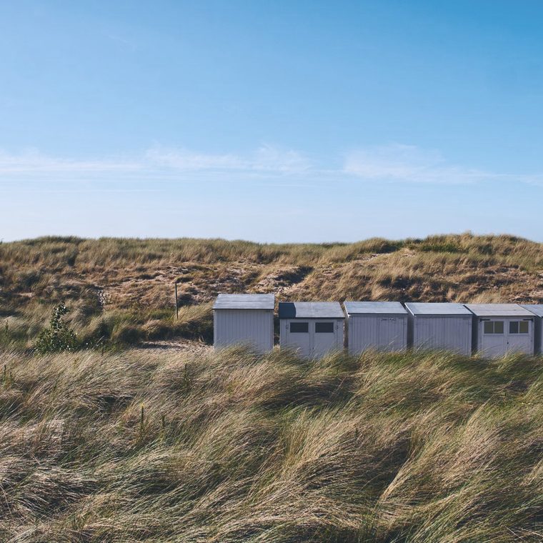 Strandcabines tussen het helmgras in de duinen van Knokke-Heist